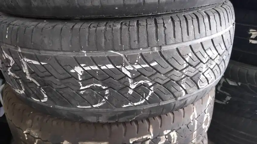 Ban Bekas 235/55 R18 Kondisi Baik Cukup Tebal