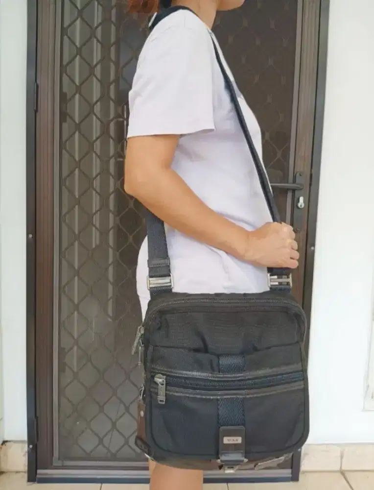 Tas selempang TUMI