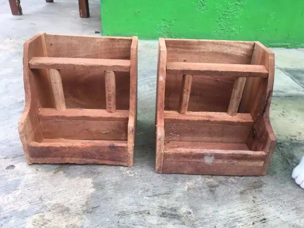 Tempat makan kelinci kayu