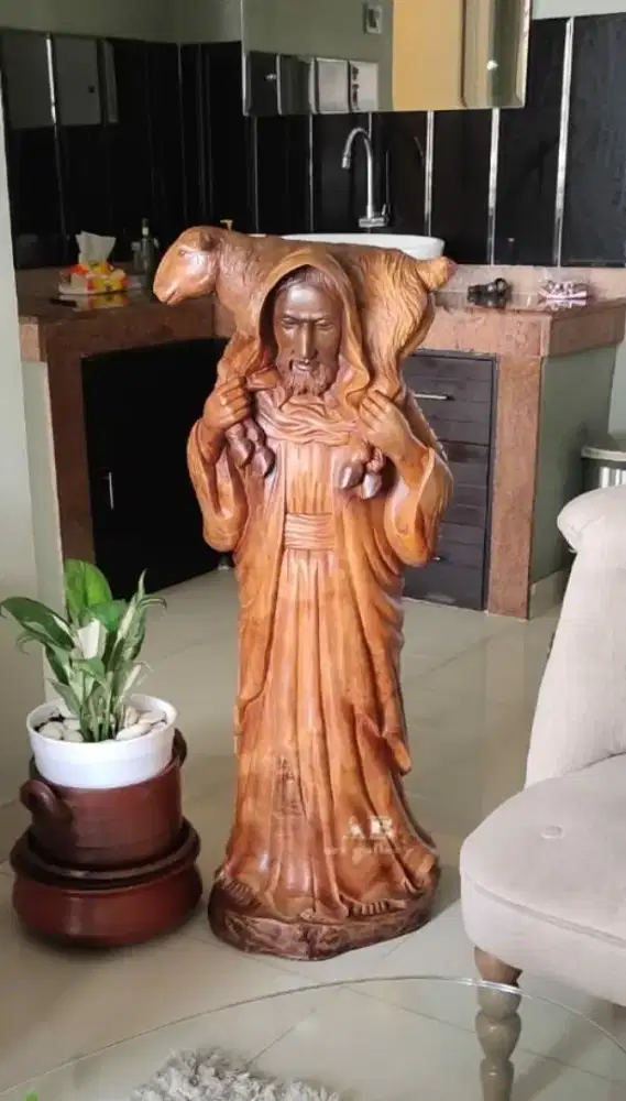 Patung Yesus Menggembala Domba