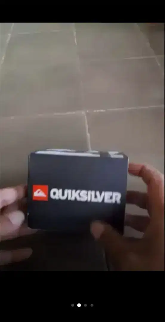 Jam tangan merk quiksilver.