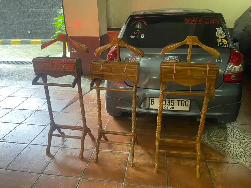 Gantungan jas kayu solid