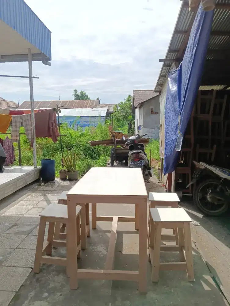 meja makan + 4 kursi makan