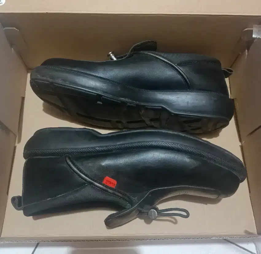 Sepatu kulit Kickers , France no 38 original mulus .
