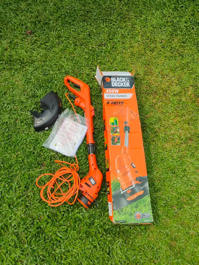 Alat potong rumput elektrik 450 watt Black Decker