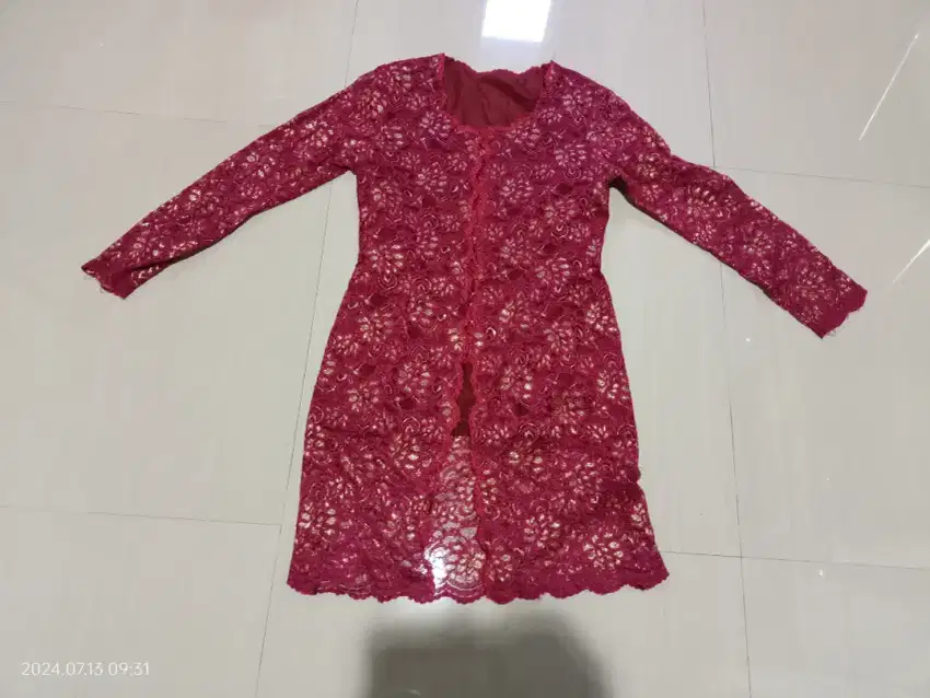 Kebaya brokat maron