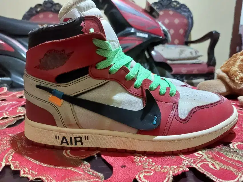 Sepatu Jordan 1 Retro High
Off-White Chicago