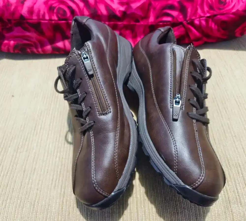 Sepatu Casual Yonex kulit  Sz 40 pakai seleting /ziper