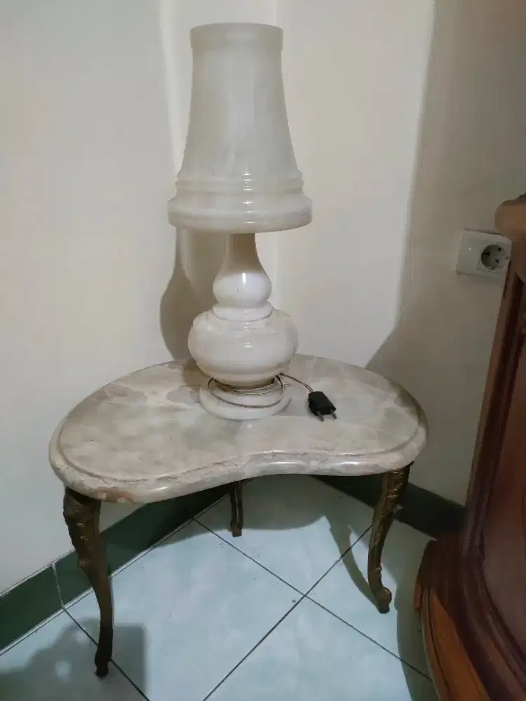 MEJA NAKAS SUDUT MARMER LAMPU MEJA MARMER