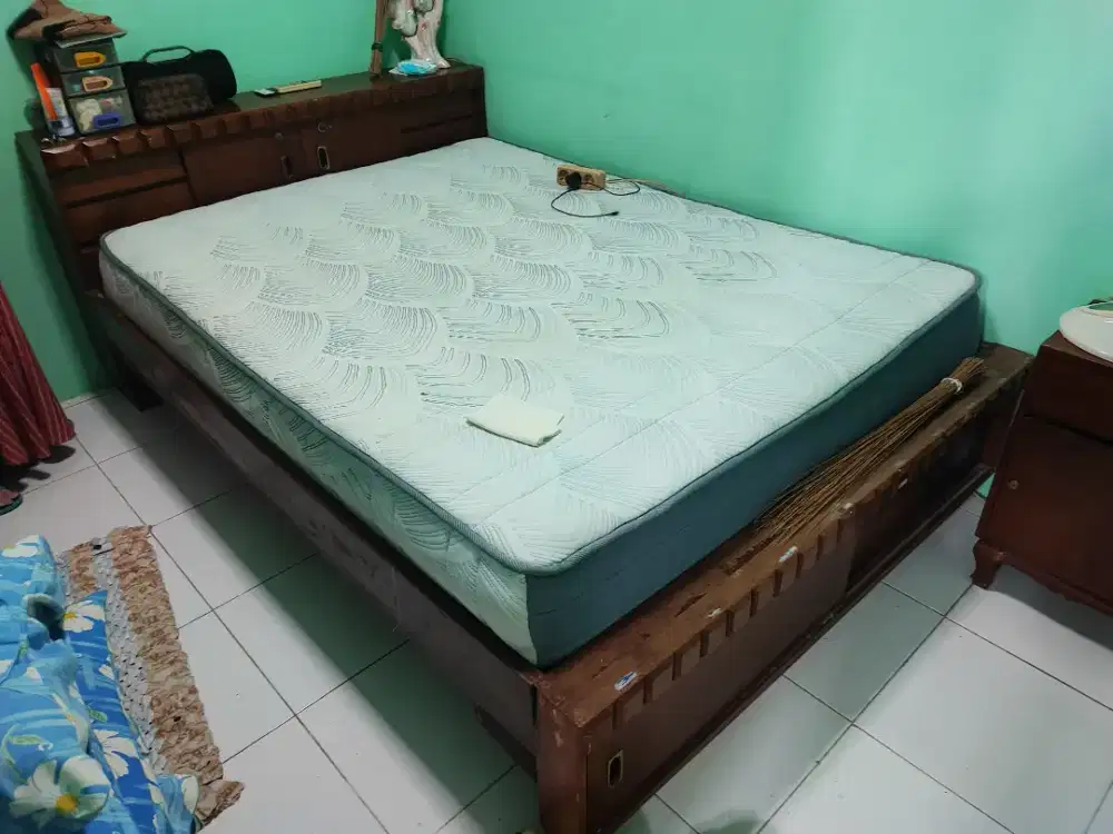 Dipan jati lama dan kasur kondisi bagus banyak laci nya