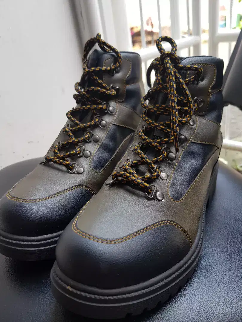 Sepatu boots unisex bagus warna coklat tua/hijau army.