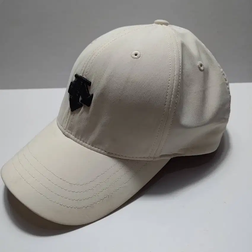 topi olah raga descente putih *used good