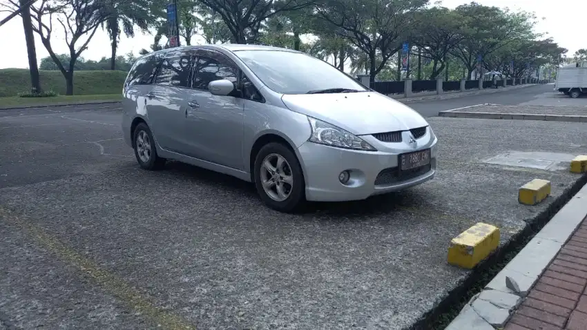 Mobil Grandis mulus mewah  low km