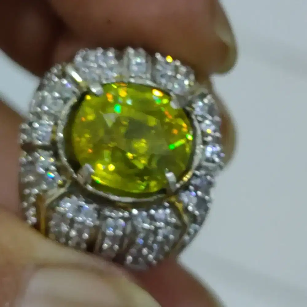 Natural Sphene 5.50Ct Sertipikat Berkilau Pelangi Seantero Batu