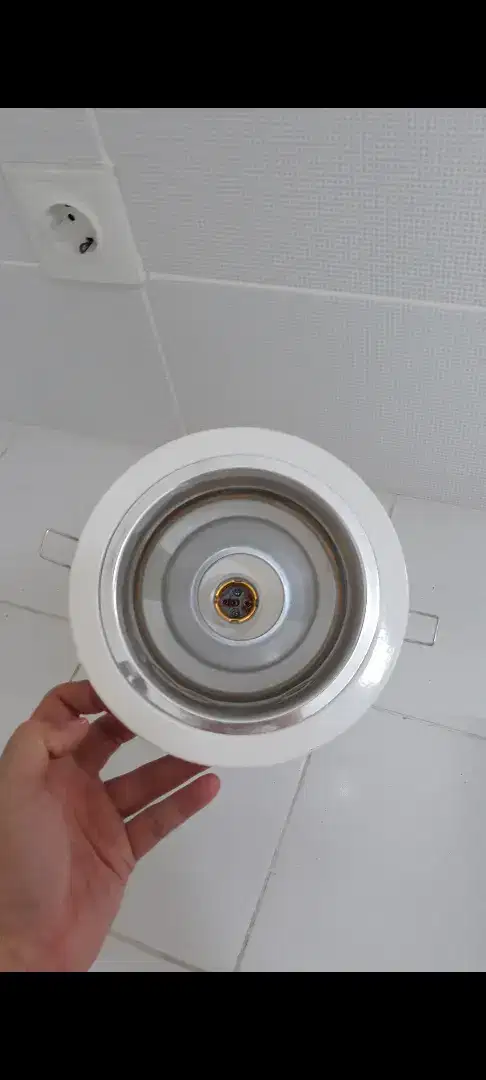 Fitting lampu plafon bulat ada 7 buah Rp 140.000