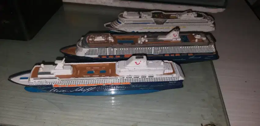 Diecast miniatur kapal pesiar