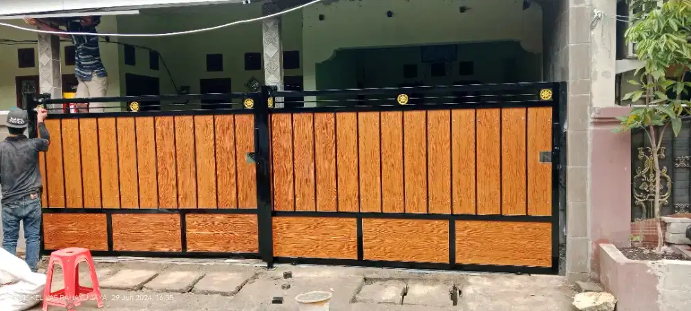Pintu dorong motip kayu
