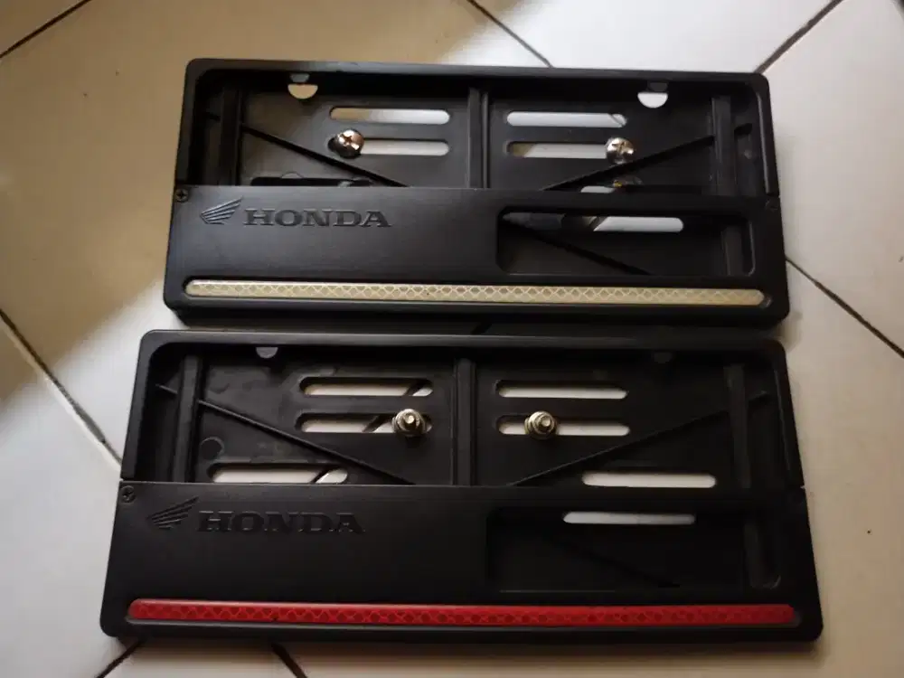 Tempat dudukan plat motor