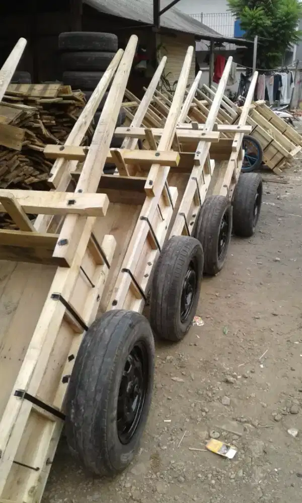 Gerobak kayu dorong ban mobil