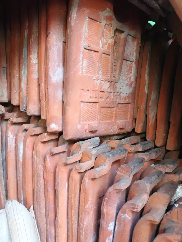 Genteng Mahkota Soka bekas