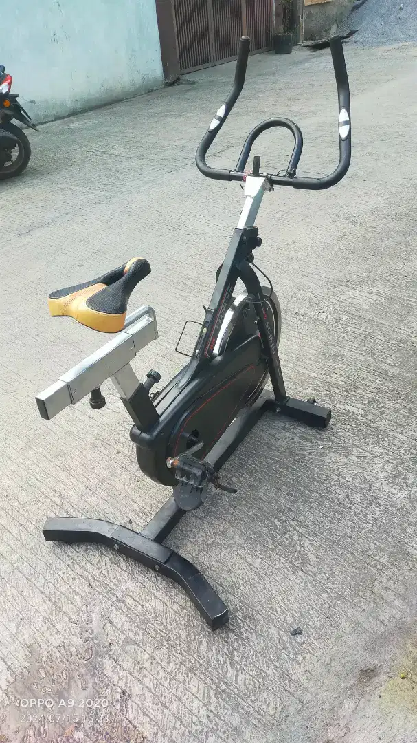 Sepeda statis spinning bike alat olahraga