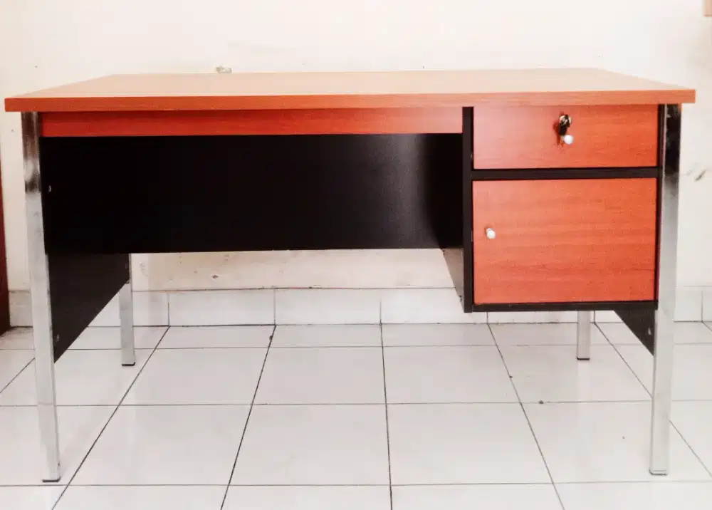 Meja Kerja Kaki Besi