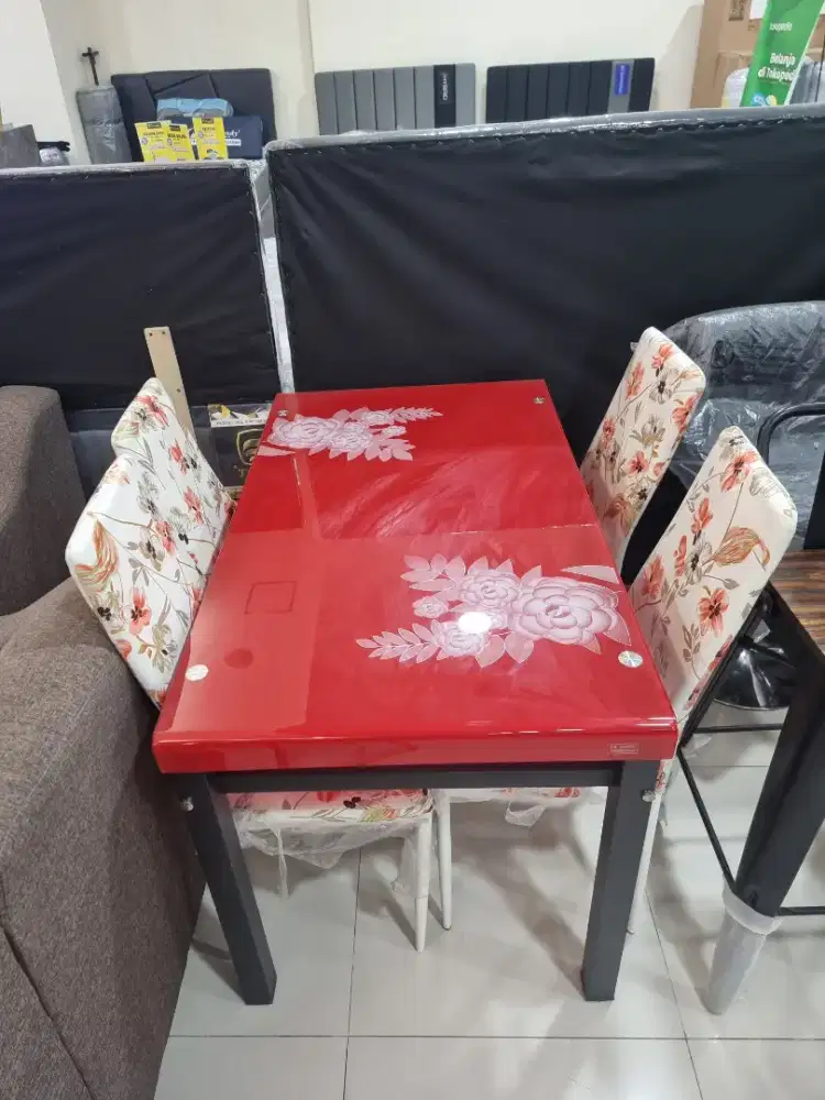 Meja makan 4 kursi