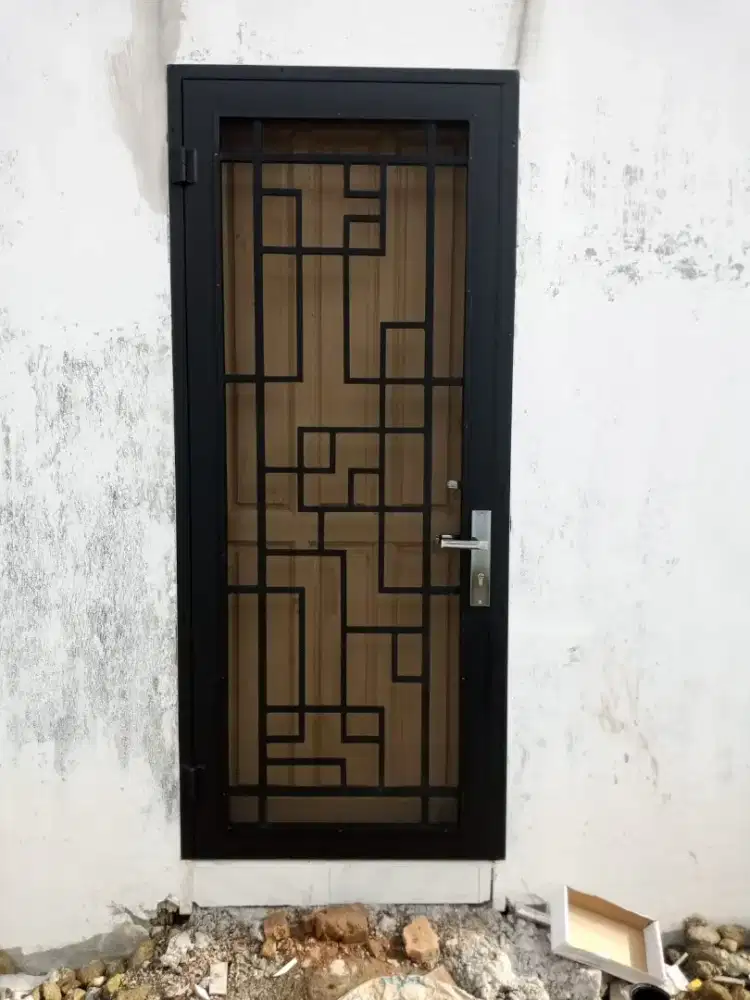 Pintu besi minimalis