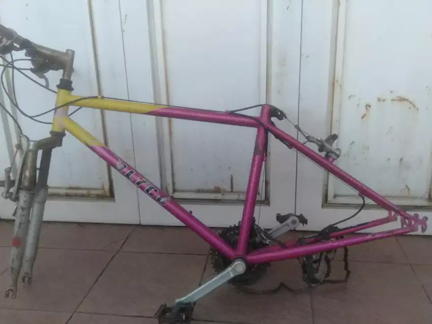 DIJUAL FRAME POLYGON ANTIK