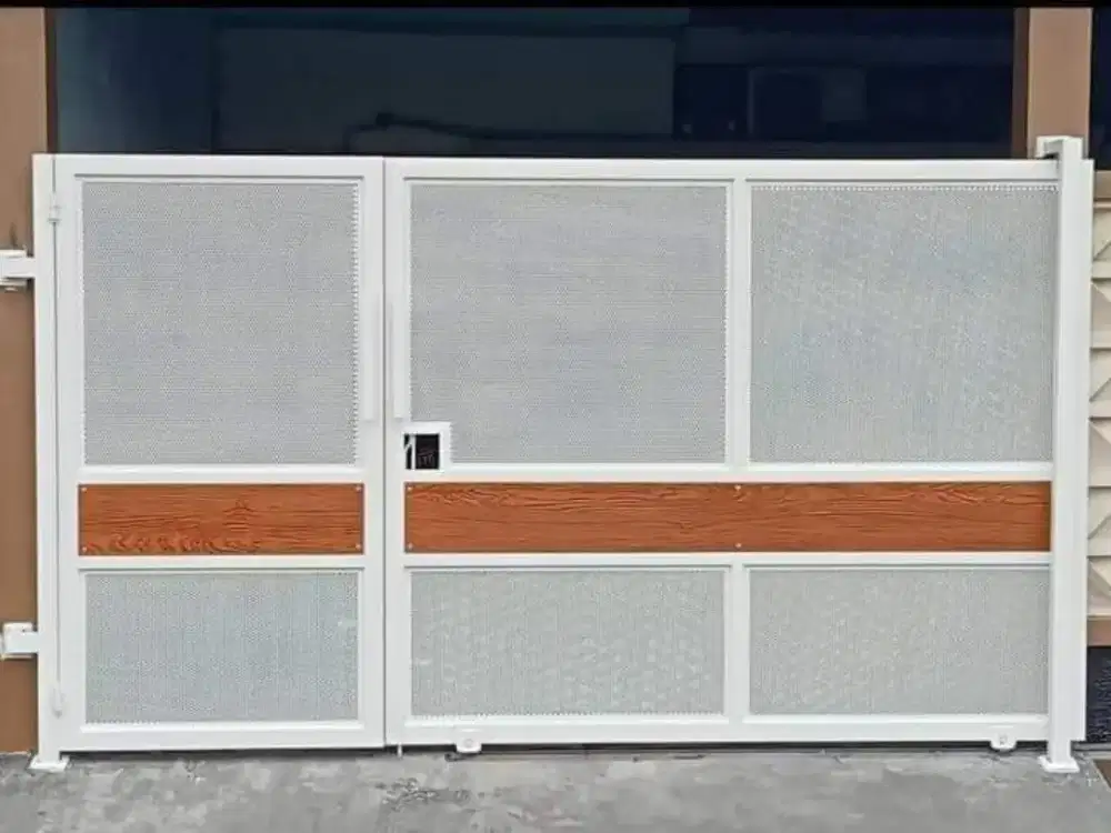 Pagar rumah plat lubang