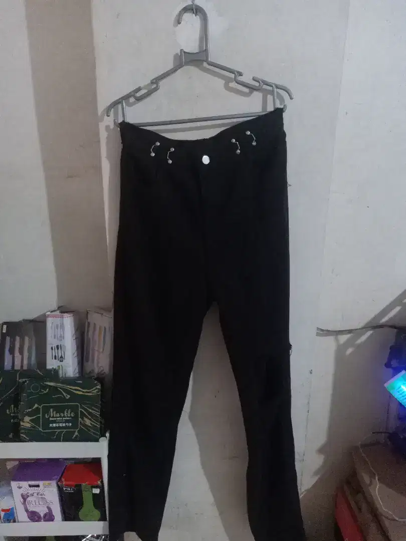 DIJUAL Celana Jeans Hitam
motif Sobek (uk. S)