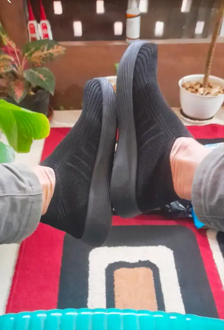 Dijual ukuran 44  sepatu Baru sneaker slop ringan.Empuk.  Warna hitam.