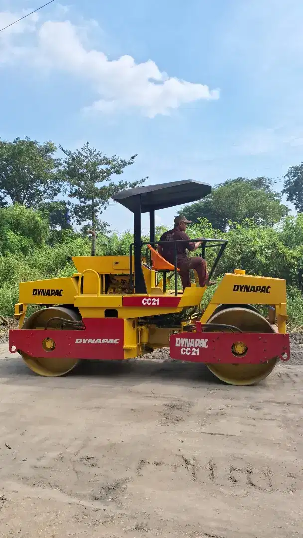 Tandem dynapac CC21 berat 6-8 ton tahun 2014