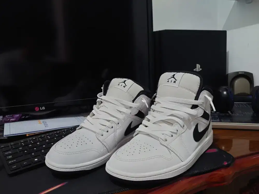 NIKE AIR JORDAN 1 MID REVERSE PANDA 2023