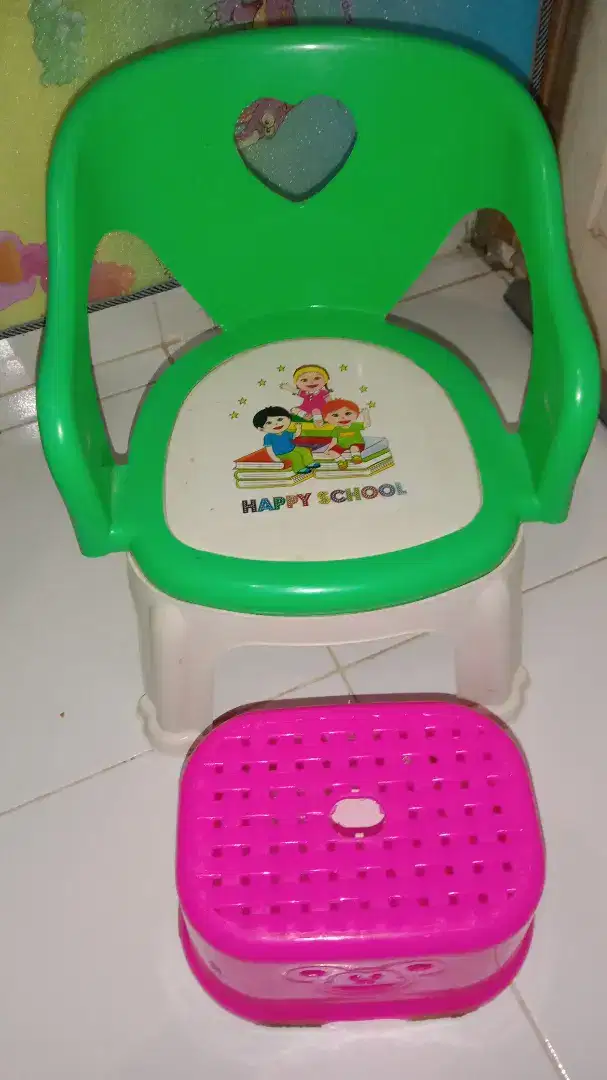 Dua tempat duduk kecil/anak