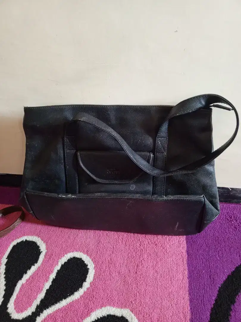 Tas kantor hitam kulit