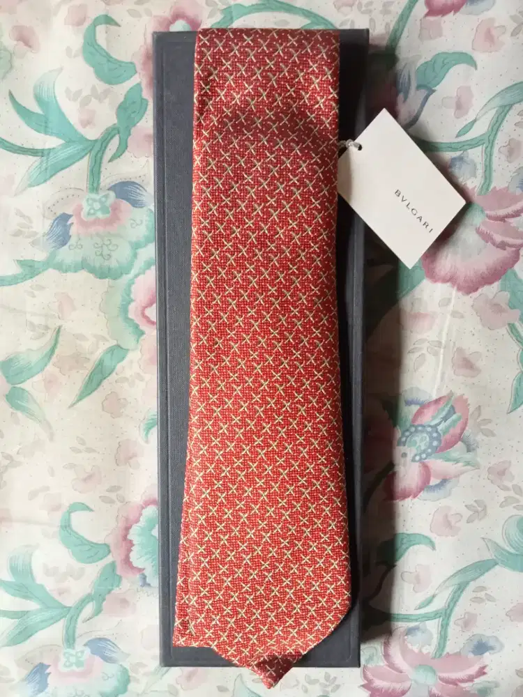 Di jual 1 dasi merk BVLGARI original.