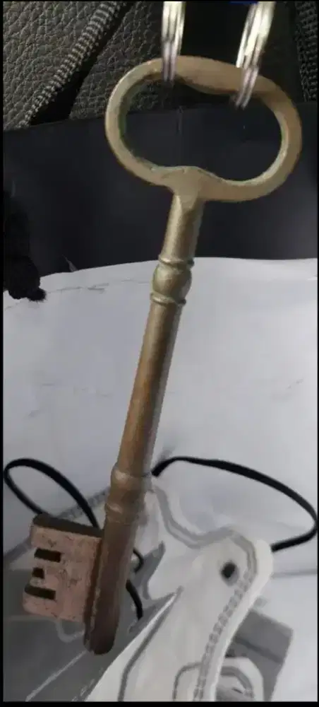 PAJANGAN KUNCI KUNO ANTIK