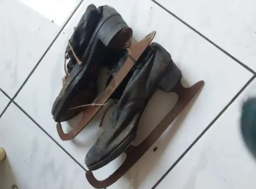 PAJANGAN SEPATU SKATING JADUL
