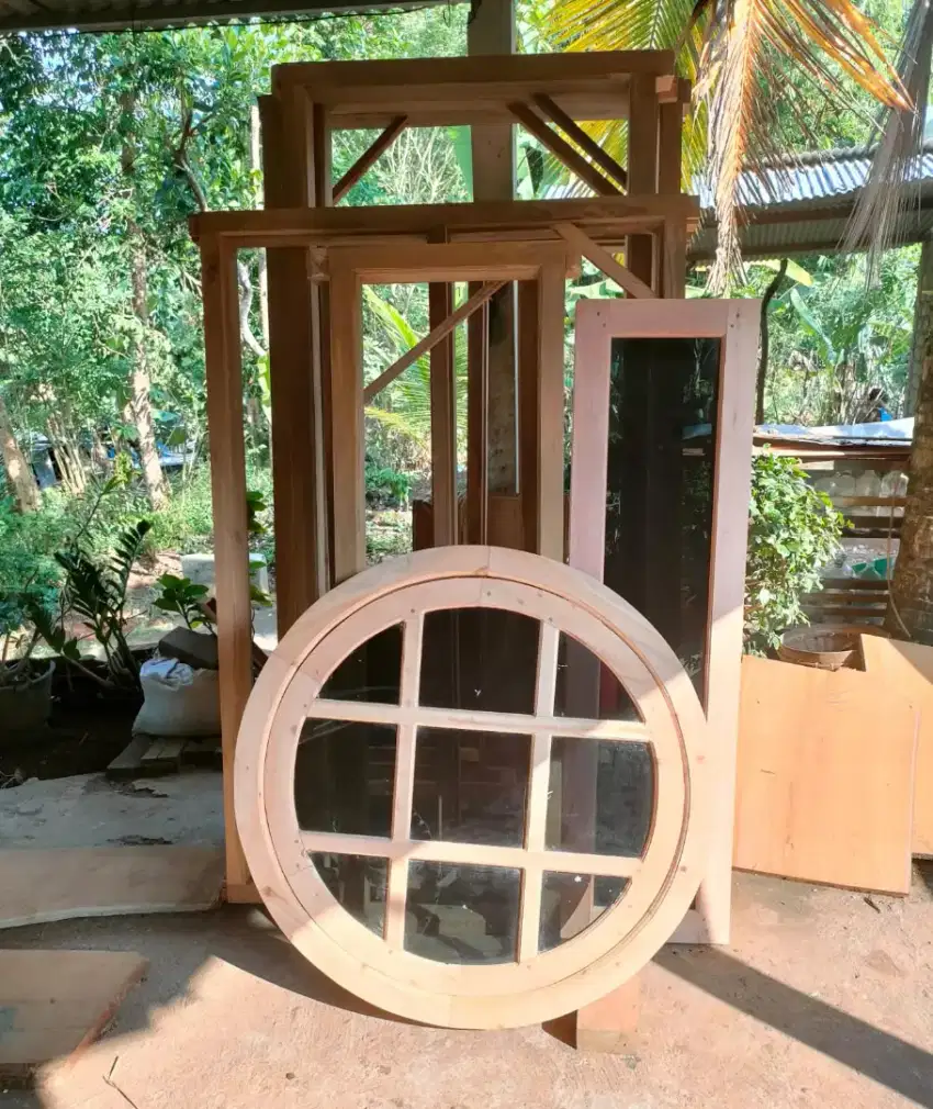 Jendela bulat kayu jati