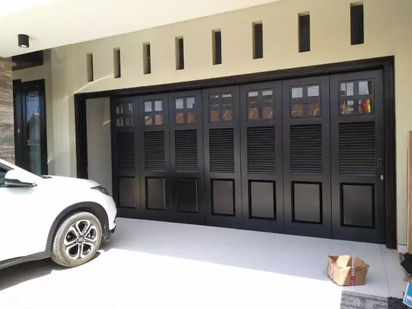 Pintu besi garasi