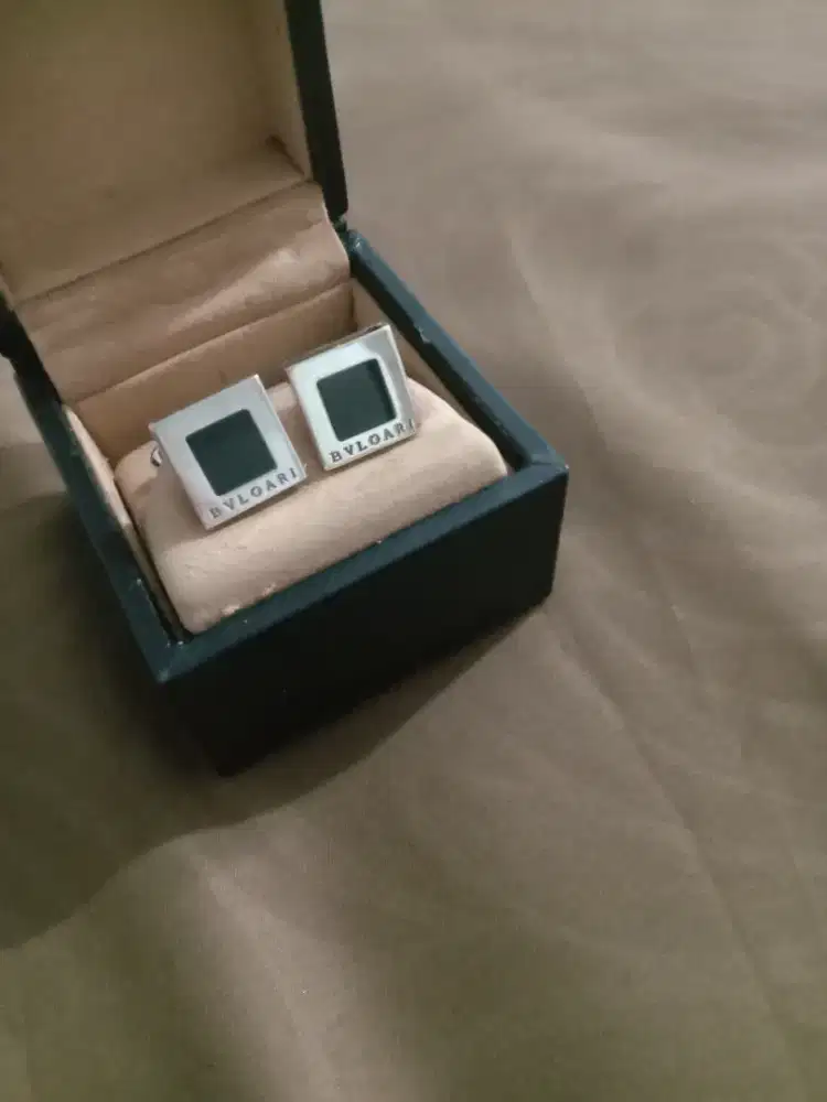 Cufflinks kemeja pria Bulgari Ori.