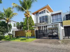 Rumah Mewah Bonus Perabotan ada Kolam Renang di Boulevard Golf Araya