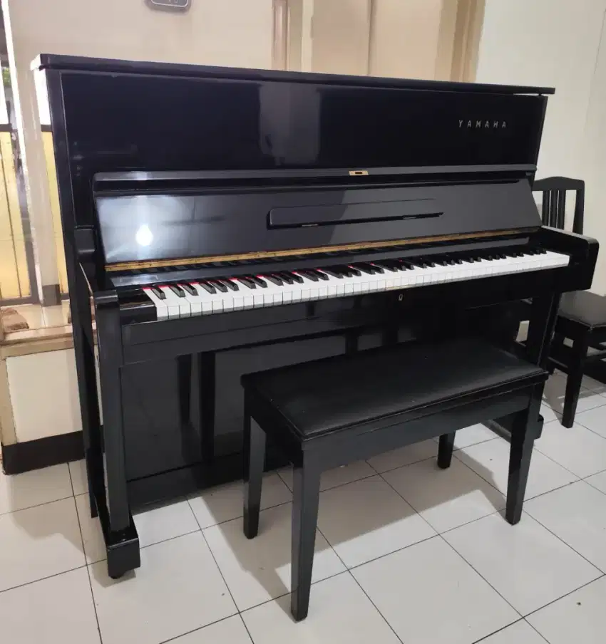 Piano akustik Yamaha U1