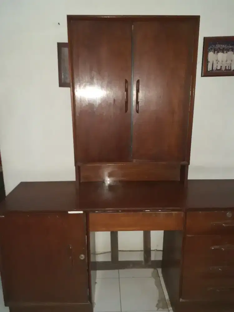 Meja rias kayu jati lama.