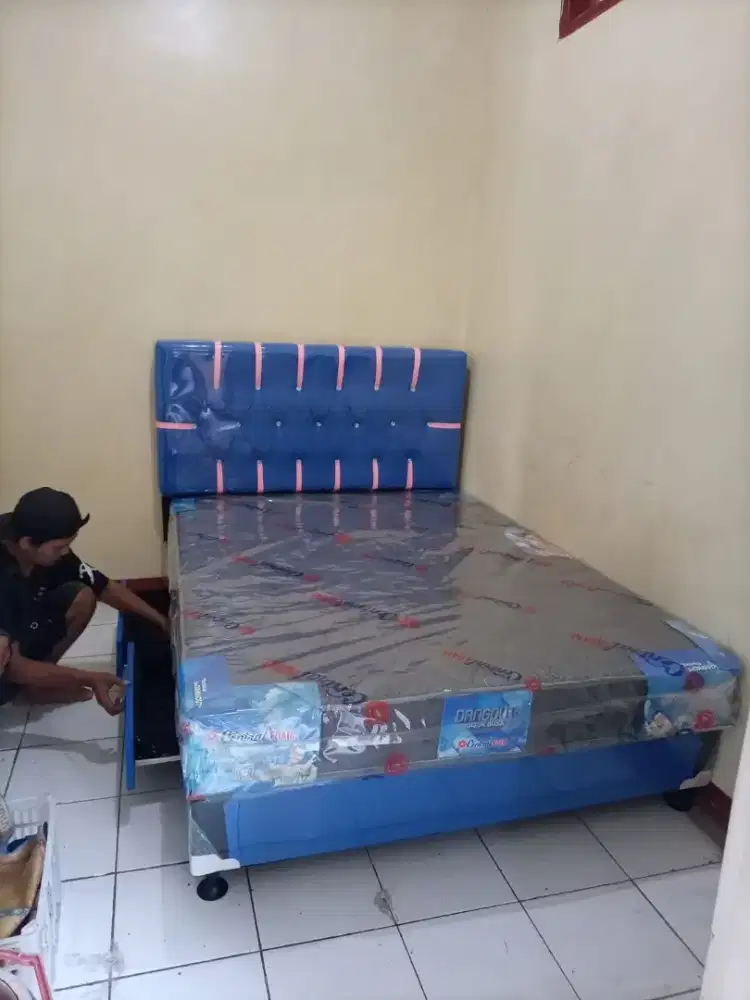 1 Set Dipan laci + kasur Busa Central 160 x 200 cm