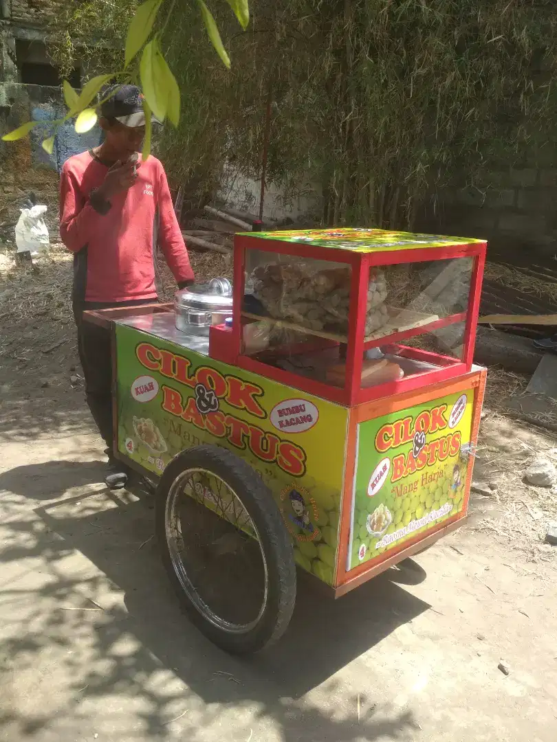 Penjual Cilok dengan Gerobak Dorong