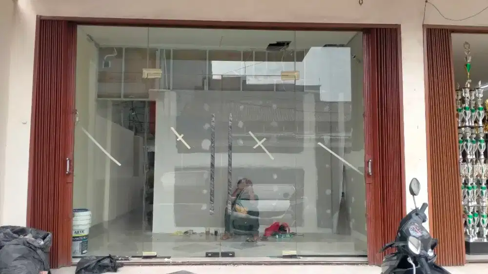 Kaca tempered bekas partisi gedung
