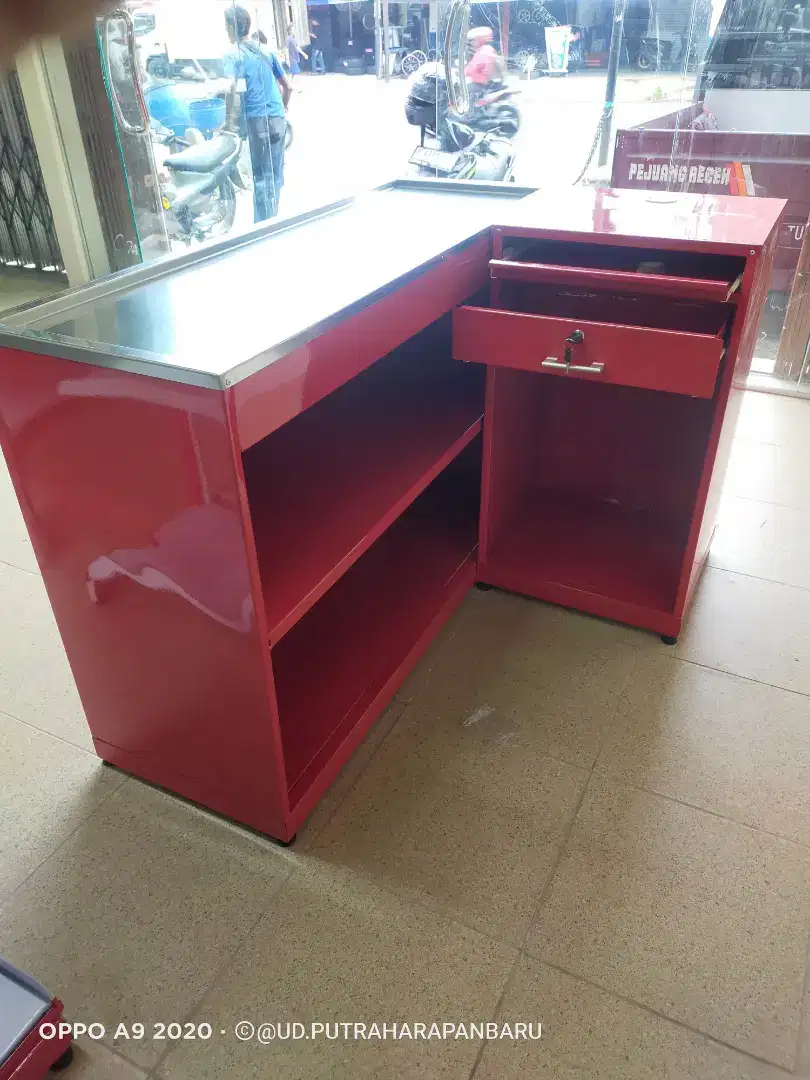 Meja kasir toko supermarket