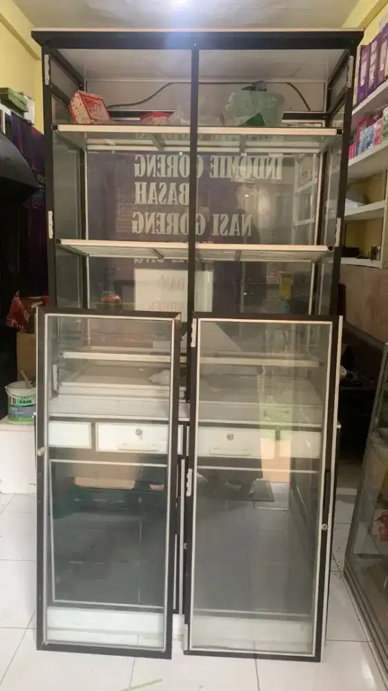 Rak model 2 pintu merek castum,3 lapis rak kaca